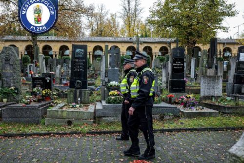 Foto: Městská policie zvýší dohled na hřbitovech, blíží se Dušičky 