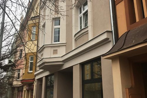 Foto: Městský dům na Klatovské třídě má novou fasádu i okna a výlohy