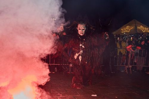 Foto: Mikulášská show zaplnila celé plzeňské náměstí, úspěch měli i Krampusové