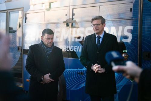 Foto: Ministr dopravy navštívil závod Škoda Group a prohlédl si vodíkový autobus