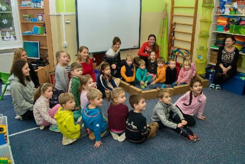 Foto: Místo Mikuláše nadělovalo ve školkách dárky vedení Trojky