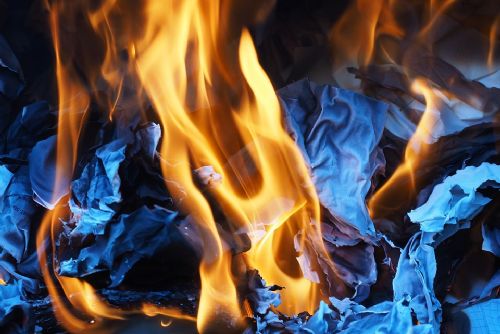 Foto: Mladík do ohně v grilu vylil ředidlo, vážně se popálil 