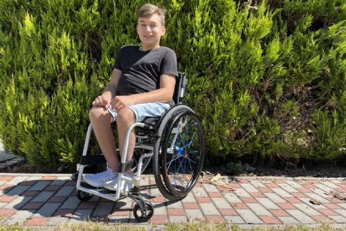 Foto: Mladý sportovec Oliver má nový vozík. Přispěla Nadace Agel