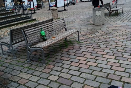 Foto: Močil u morového sloupu, pak sprostě nadával strážníkům