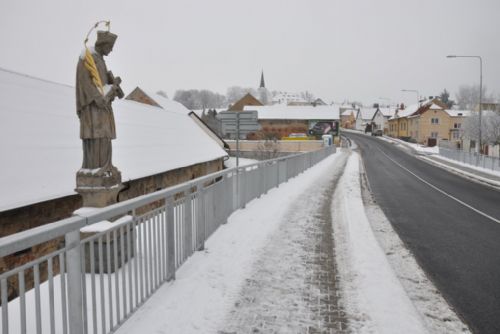 Foto: Most přes Litický potok je po opravě bezpečnější pro chodce i řidiče