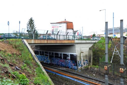 Foto: Most přes železniční trať v Lobezské ulici dostane nový kabát