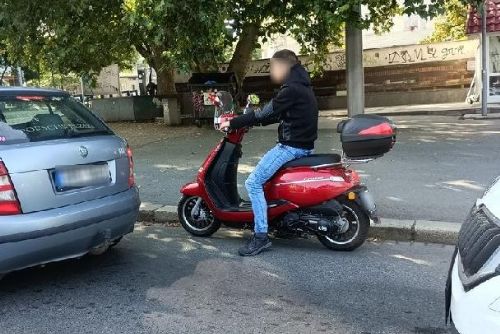 Foto: Motorkář jel od lazebníka, zapomněl si nasadit helmu