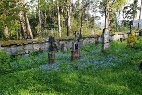 Foto: Mouřenec zahajuje letní sezonu mší a láká na pomněnkově modrý hřbitov