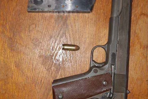 Foto: Muž z Přeštic doma schovával nelegálně držené zbraně i trhavinu