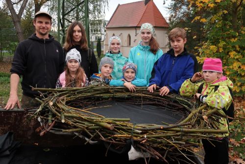 Foto: Na čápy ve Vstiši už čeká nové hnízdo