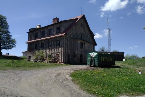 Foto: Na Čerchově probíhá likvidace chátrajících vojenských budov  