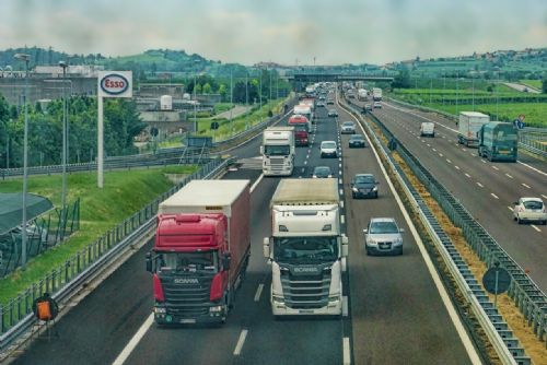 Foto: Na D5 se srazily čtyři kamiony, jeden řidič zemřel
