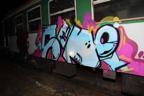 Foto: V Žihli vandal posprejoval odstavený vlak