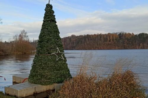 Foto: Na hladině Borské přehrady se v pátek rozzáří plovoucí strom