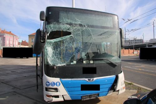 Foto: Na nádraží se samovolně rozjel autobus, zbořil zídku