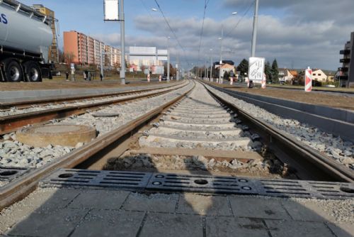 Foto: Na nové koleje v Plaské ulici se v pátek vracejí tramvaje