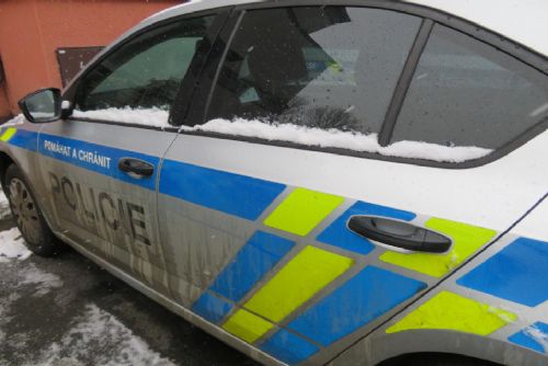 Foto: Na policejní auto v Klatovech vyškrábala kosočtverec