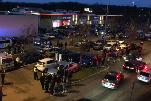 Foto: Na tuning party u Tesca rozdali policisté 89 pokut