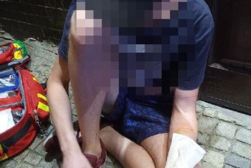 Foto: Na zastávce v Plzni se v opilosti sebepoškozoval