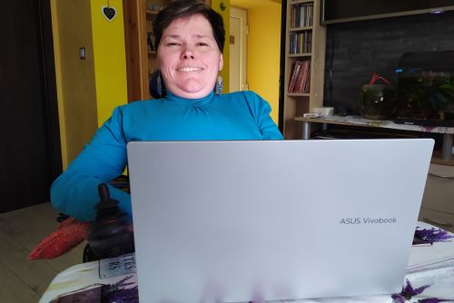 Foto: Nadace Agel přispěla nemocné ženě z Plzeňska na nákup notebooku
