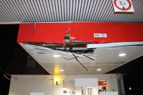 Foto: Nákladem poškodil na Stříbrsku střechu u čerpací stanice