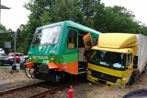 Obrázek - Nehoda rychlíku s kamionem u Kaznějova přerušila dopoledne provoz na trati Plzeň - Most