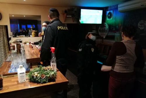 Některé hospody ve 20 hodin nezavřely. Ukázaly to páteční kontroly