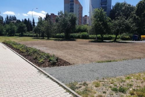 Foto: Nevzhledný průšlap v Lábkově ulici nahradí květnatá louka