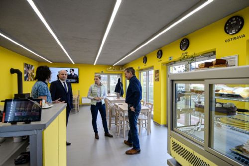 Foto: Kavárna na atletickém stadionu ve Skvrňanech už slouží veřejnosti 