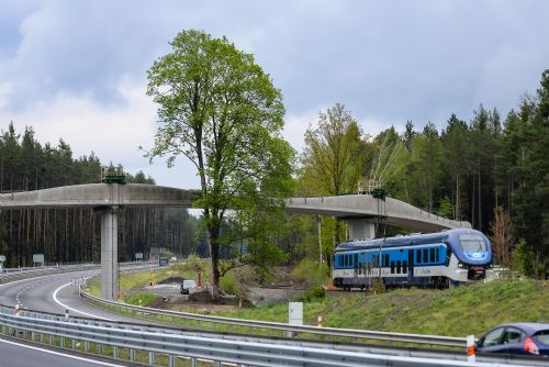 Foto: Nová lávka přes silnici na Třemošnou začne chodcům a cyklistům sloužit v červnu 