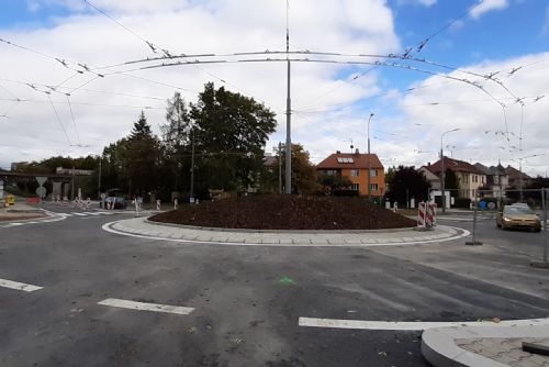 Foto: Nová okružní křižovatka u Tyršova mostu začne sloužit řidičům v sobotu