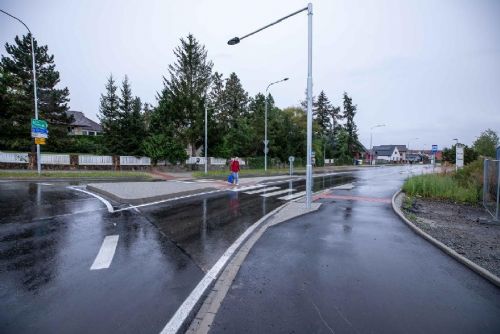 Foto: Nová okružní křižovatka v Červeném Hrádku zpřehledňuje provoz