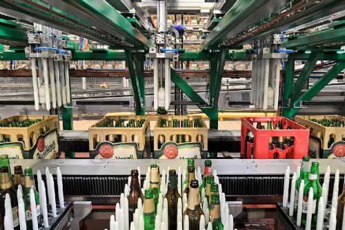 Foto: Nová unikátní linka Prazdroje automaticky vytřídí 81 tisíc lahví za hodinu