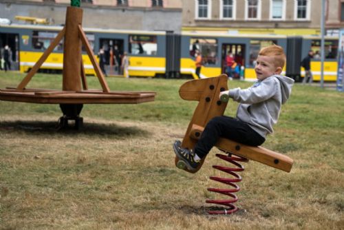 Foto: Nové hřiště najdou děti a rodiče na plzeňském náměstí TGM 