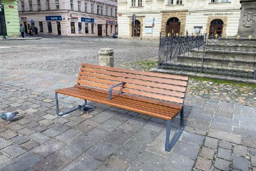 Foto: Nové lavičky a odpadkové koše v centru města. Plzeň obměňuje mobiliář