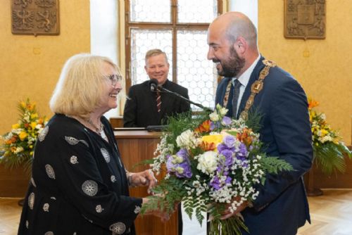 Foto: Novinářka a spisovatelka Lída Rakušanová převzala v Plzni Cenu 1. června