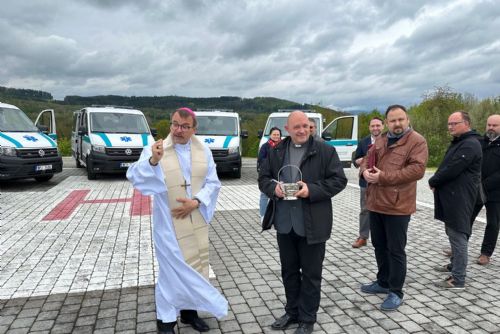 Foto: Novým sanitkám Domažlické nemocnice požehnal biskup