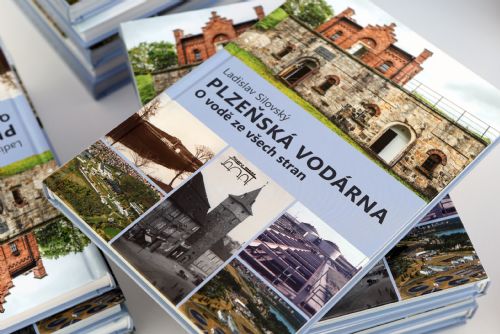 Foto: O vodě ze všech stran. Plzeňská vodárna pokřtila knihu