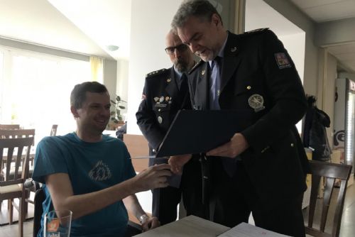 Foto: Ochrnutý policista z Plzeňska získal ve sbírce 445 korun