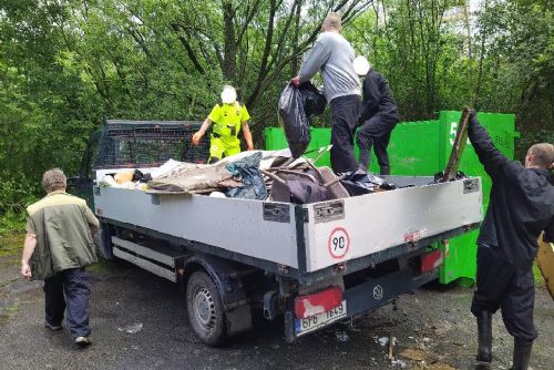 Foto: Odsouzení pomáhali s úklidem na Borech
