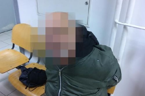 Foto: Opilec obtěžoval personál fastfoodu a pak se postavil strážníkovi 