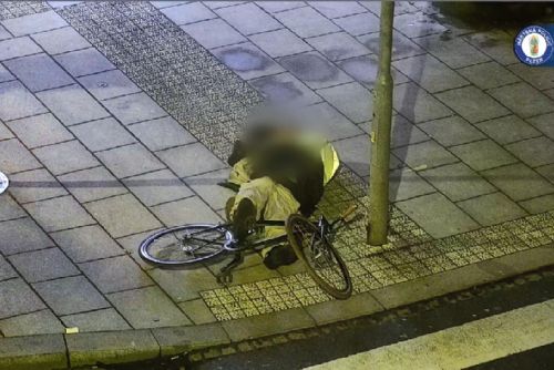Foto: Opilý cyklista narazil na Americké do semaforu 