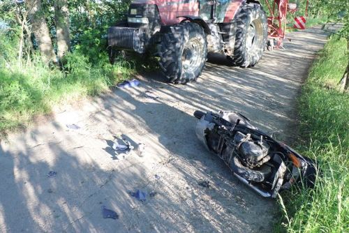 Foto: Opilý motorkář vjel u Zhoře pod traktor