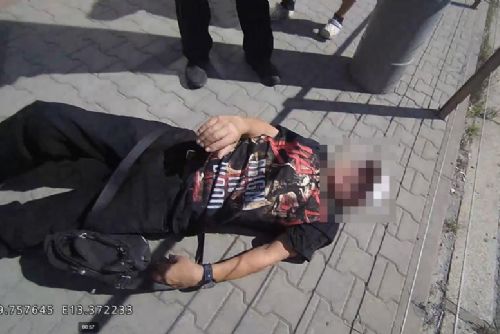 Foto: Opilý muž se skácel čelem přímo na chodník