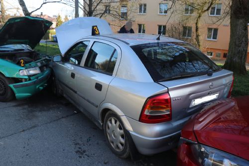 Foto: Opilý řidič při nehodě v Tachově poškodil čtyři auta