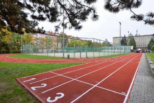 Foto: Opravená atletická dráha na 21. ZŠ už slouží žákům a veřejnosti