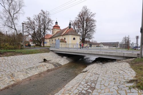 obrázek:Opravený most a silnice v Dnešicích slouží motoristům