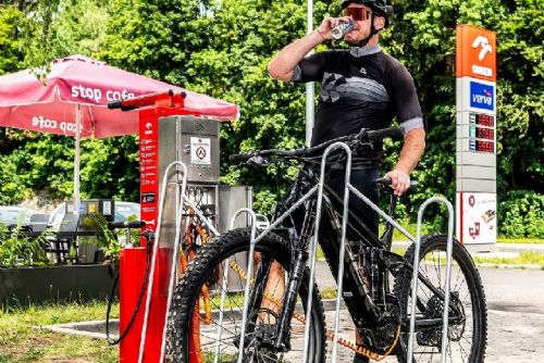 Foto: Orlen rozšiřuje na síť stojanů pro cyklisty. I v kraji