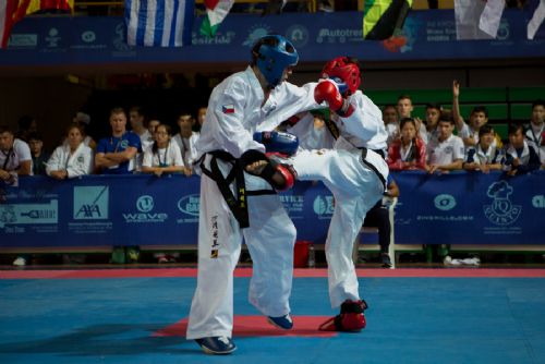 Obrázek - 15letý Dominik Čermák na mistrovství světa v taekwon-do (v modré helmě).