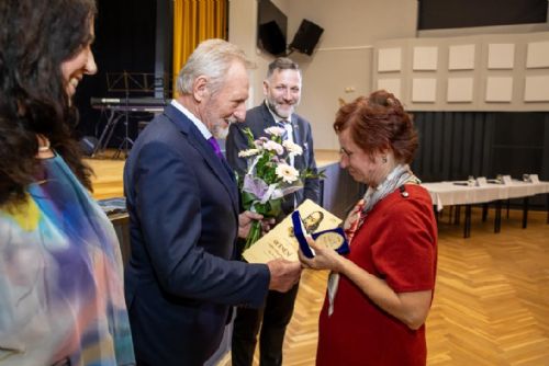 Foto: Pedagogové převzali ocenění u příležitosti Dne učitelů